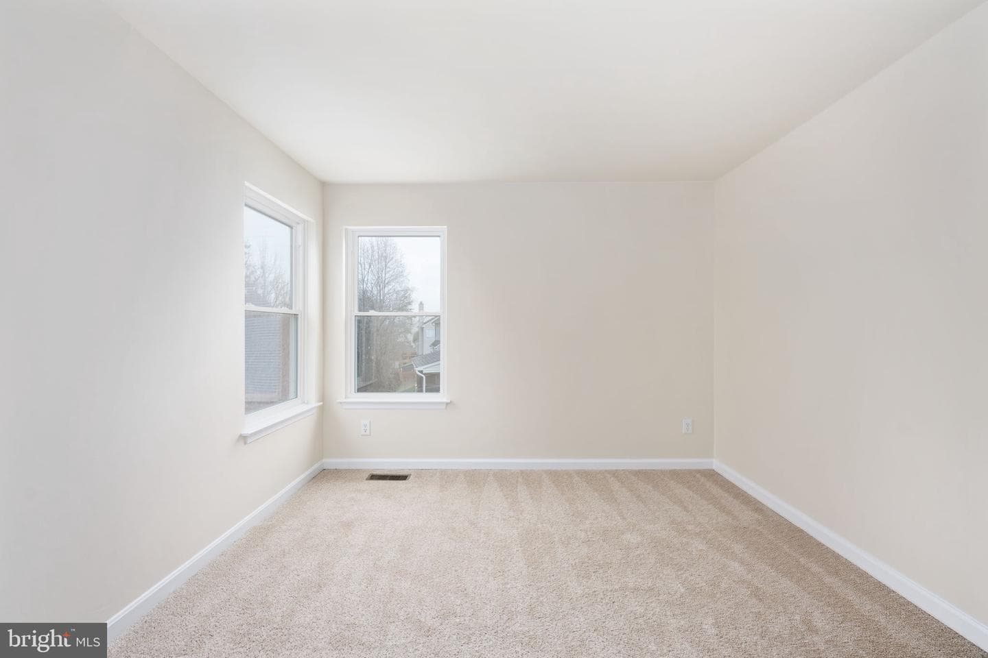 8 Newport Court photo 51