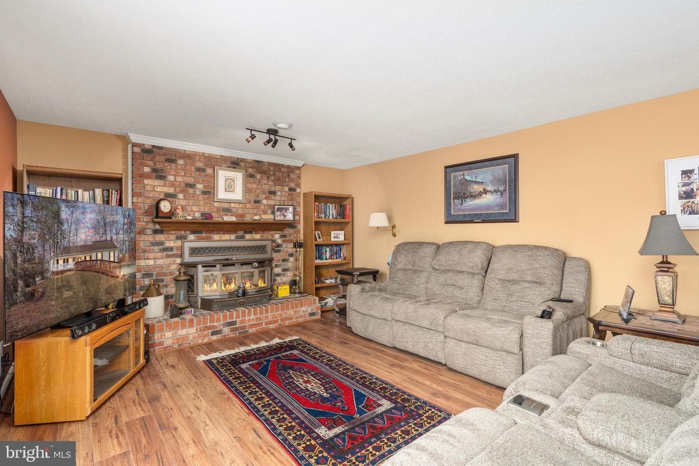 2018 Victoria Drive photo 12