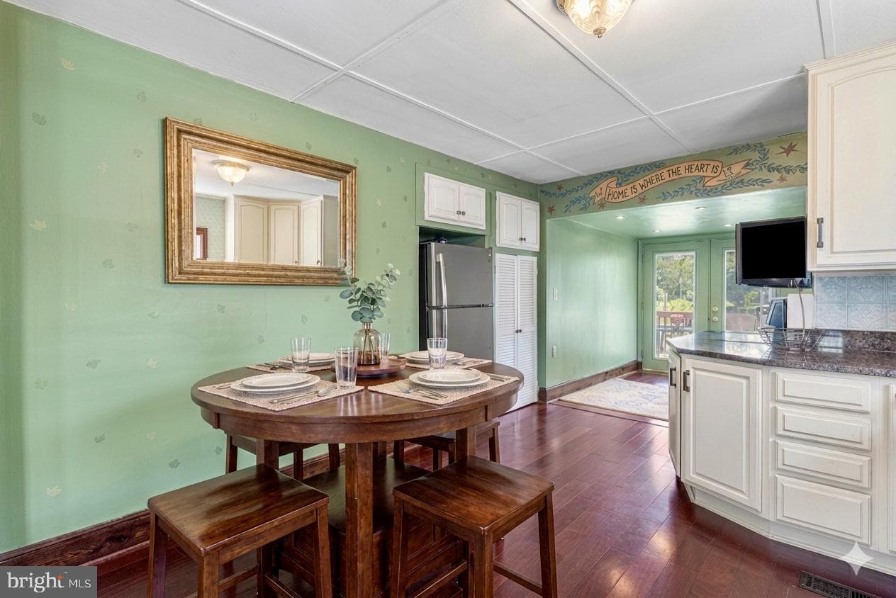 205 E Chatham Street photo 16