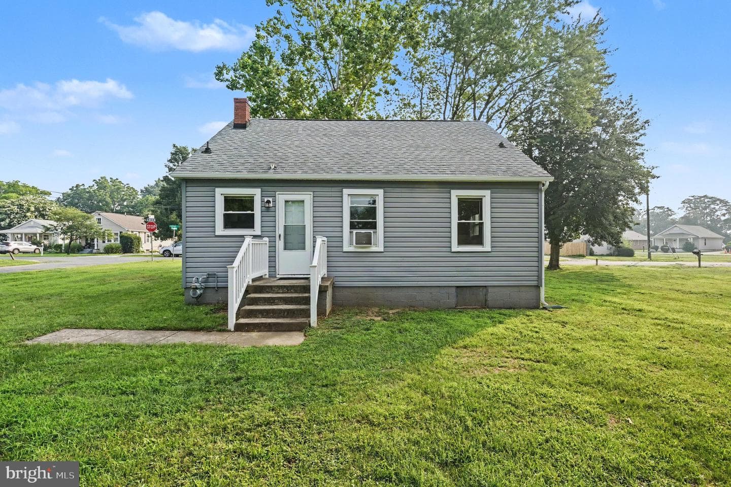 302 E Chatham Street photo 23