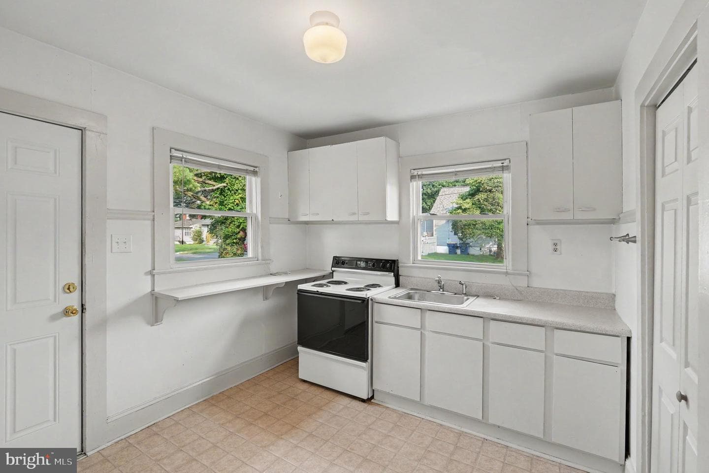 302 E Chatham Street photo 7