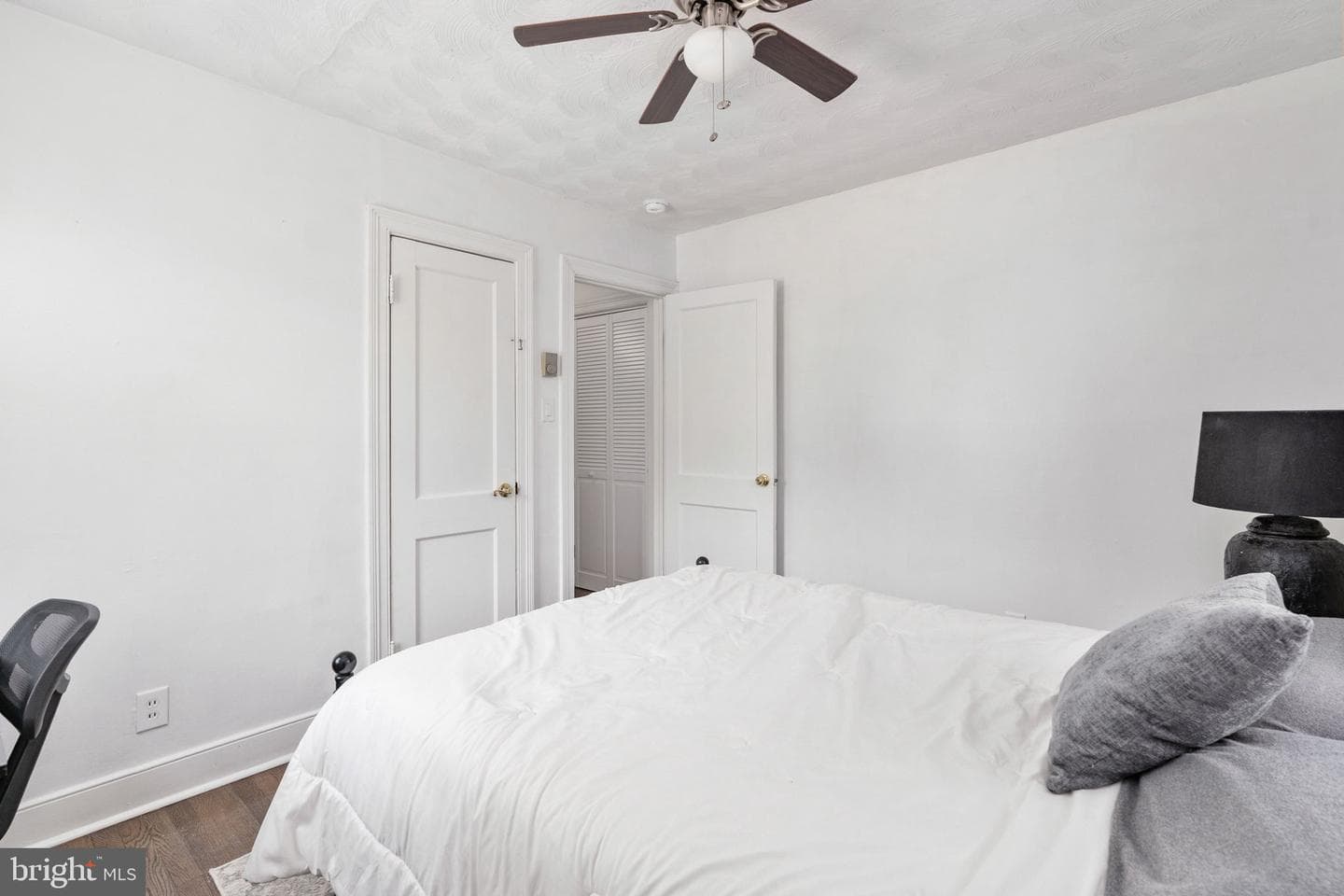 305 Locust Avenue photo 11