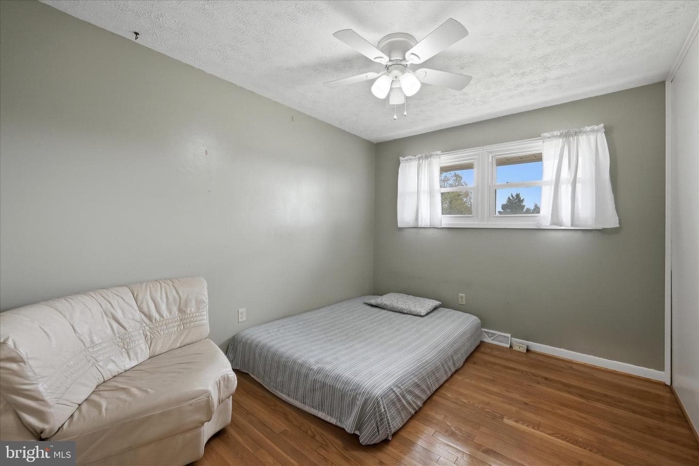 433 Beechcroft Road photo 18
