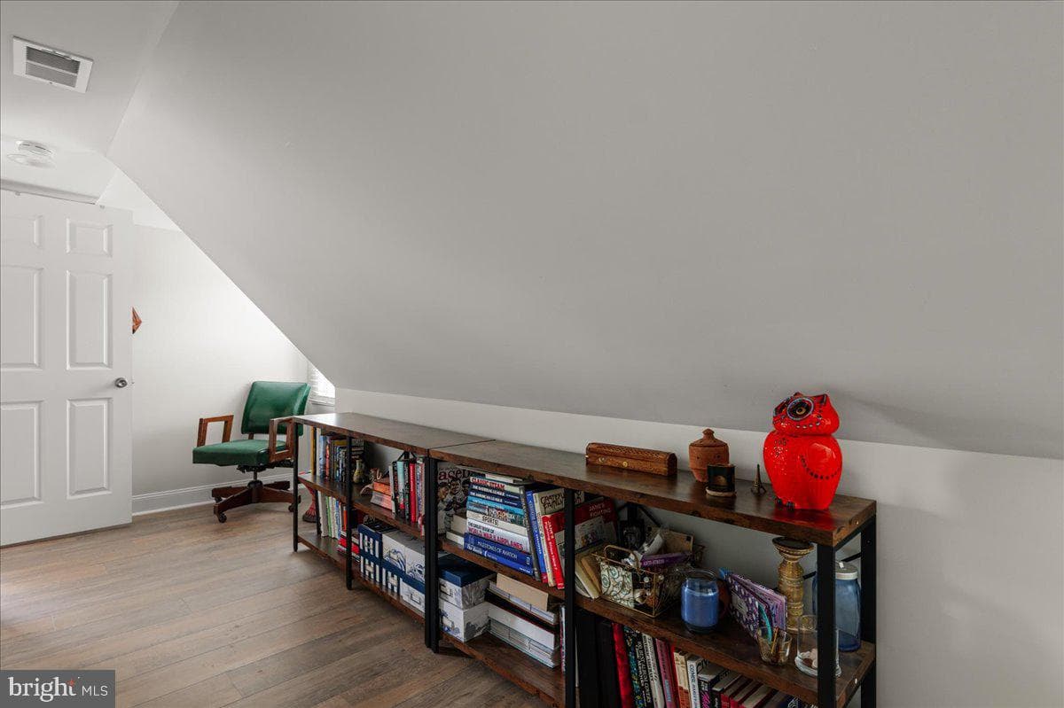 1044 Orchard Avenue photo 14