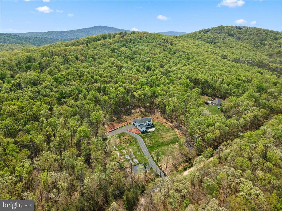 138 Wooded Lane photo 3