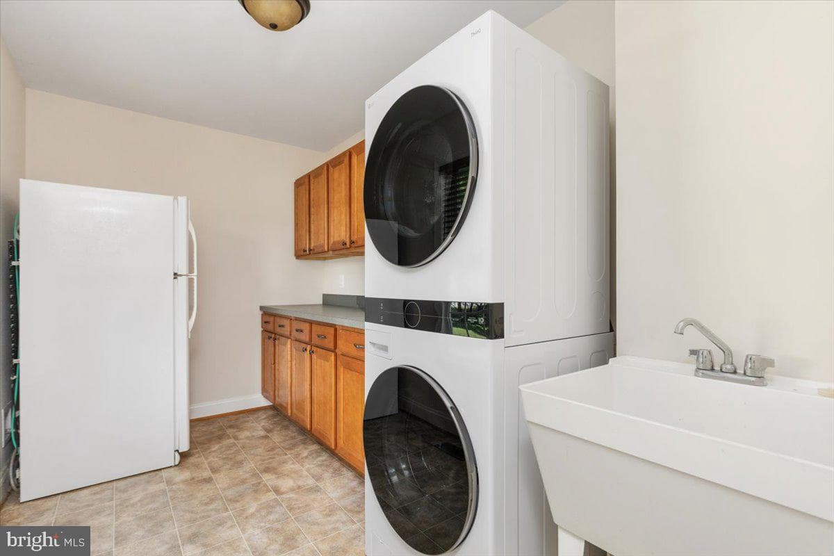 849 Village Court photo 21