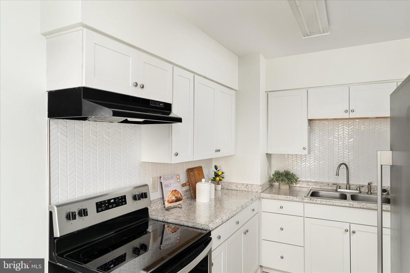 210 Midway Avenue photo 10