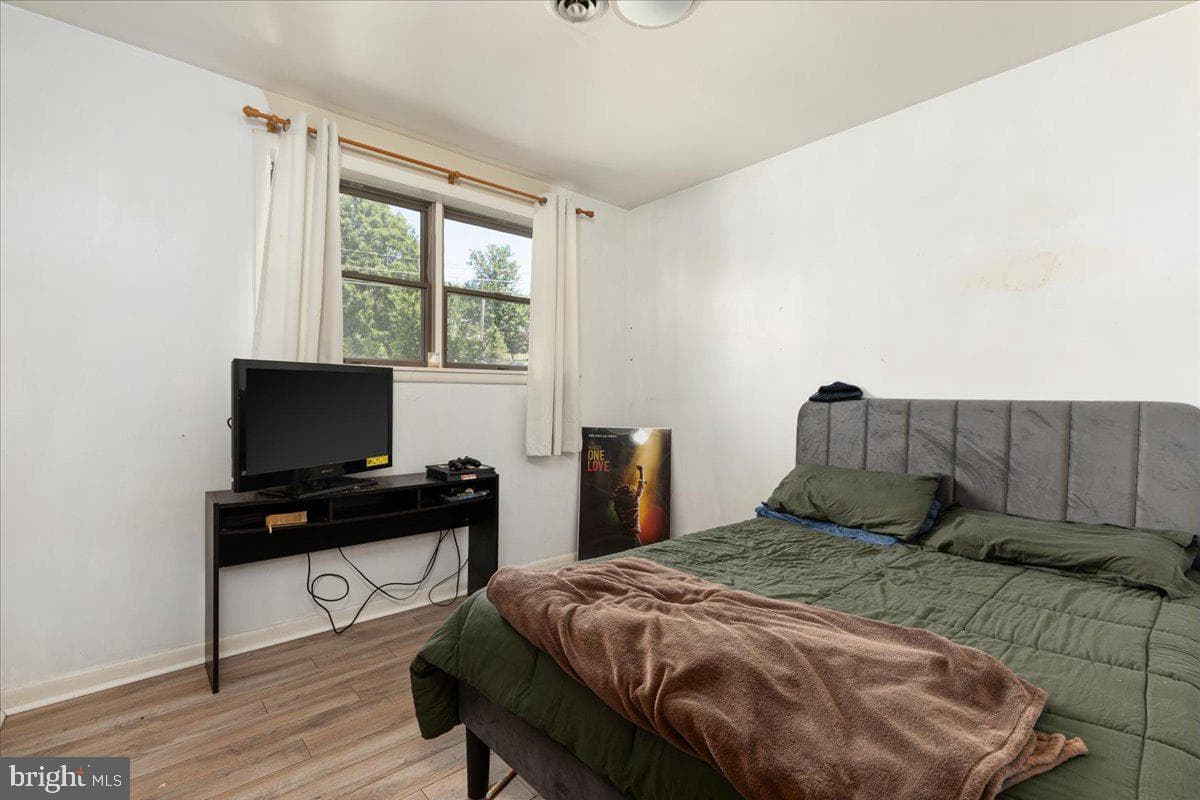 1475 Markham Street photo 25
