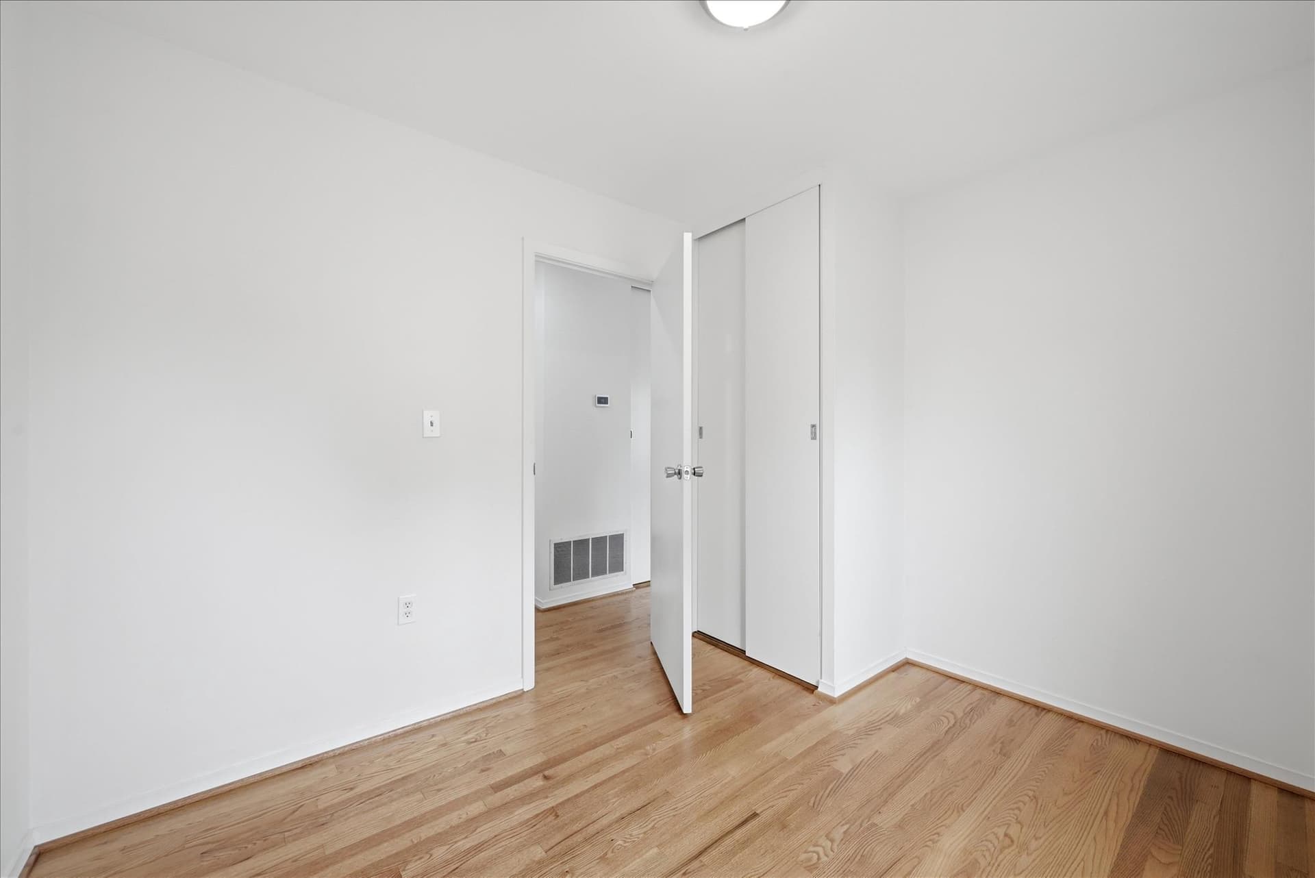 814 W 15th Street photo 23