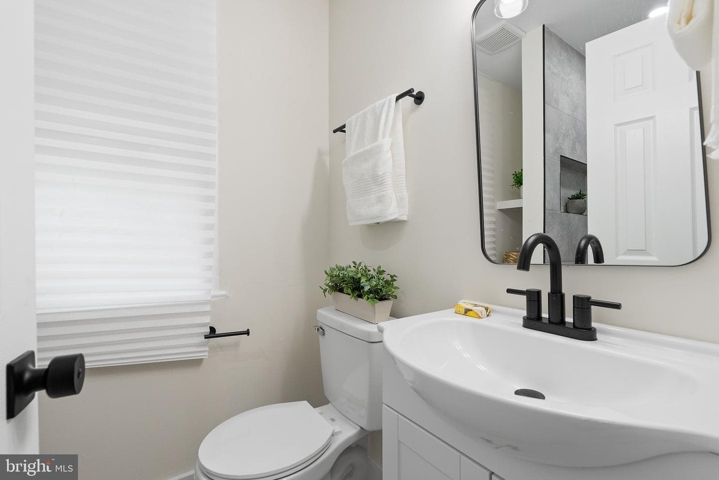 1101 Royal Avenue N photo 28