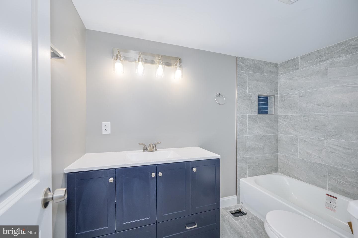 211 E Liberty Street photo 35