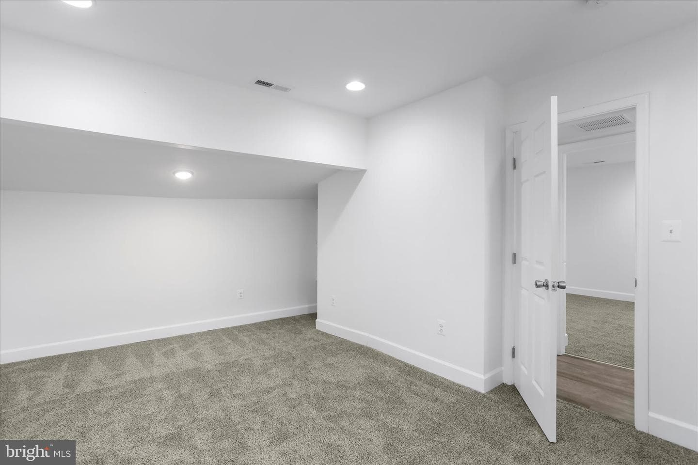 674 Winchester Avenue photo 10