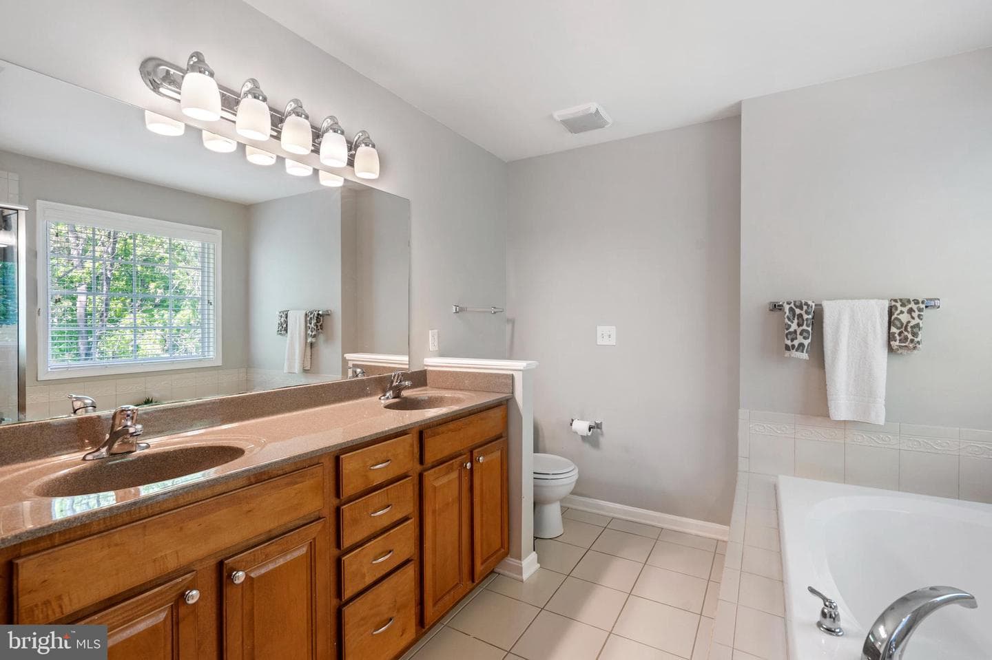 667 Hallmark Drive photo 24