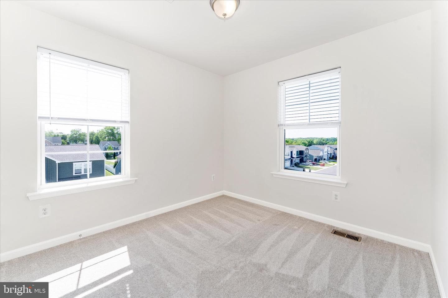 137 Mossdale Boulevard photo 34