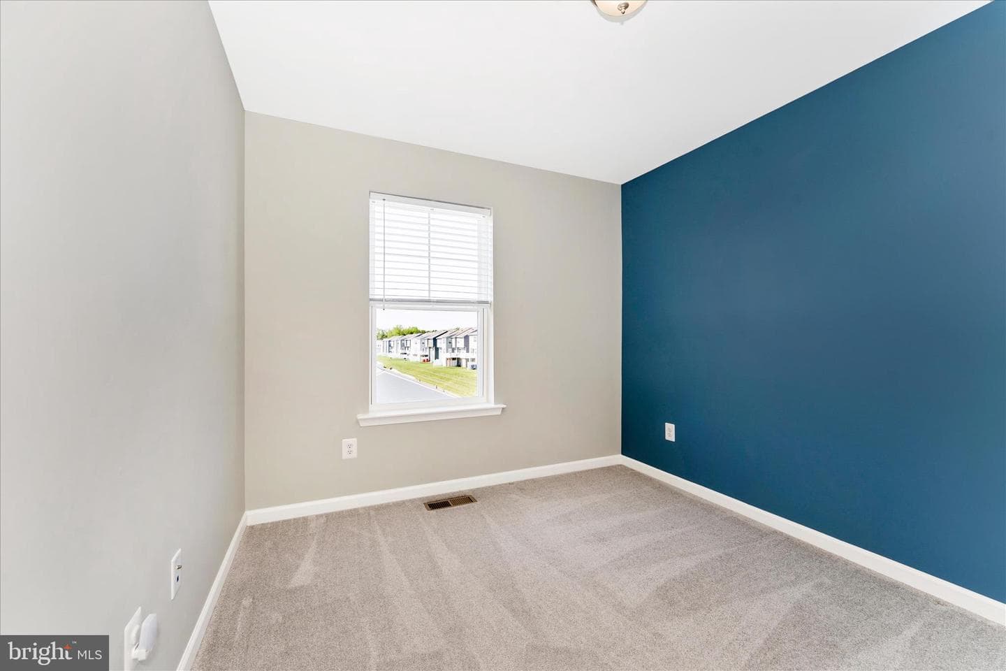 137 Mossdale Boulevard photo 36