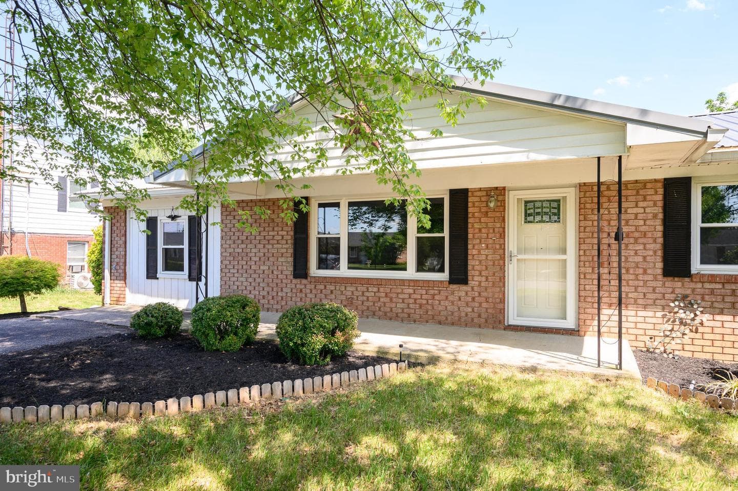 486 Richard Street photo 35