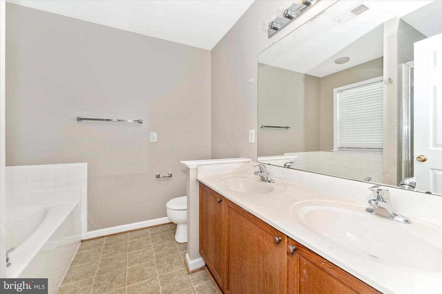 112 Raphael Court photo 27