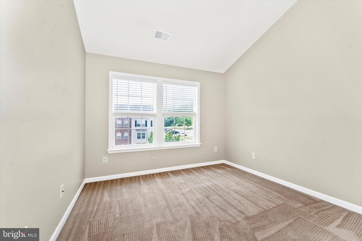 112 Raphael Court photo 34