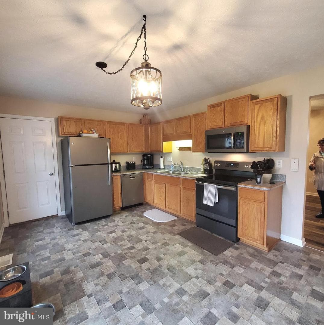 118 Strada Drive W photo 2