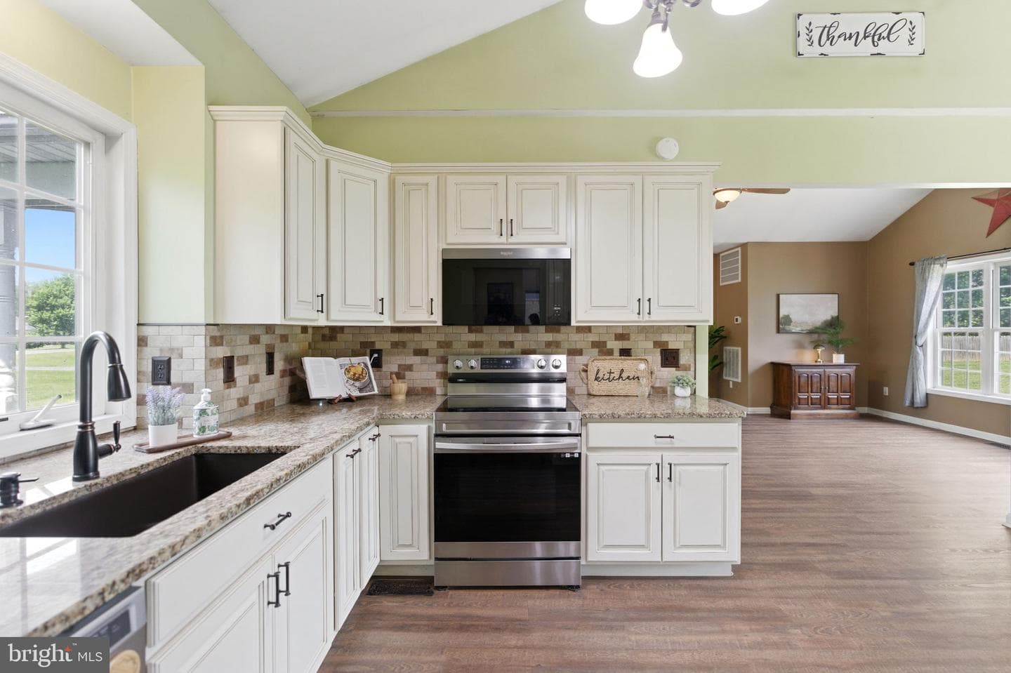 100 Capricorn Drive photo 11