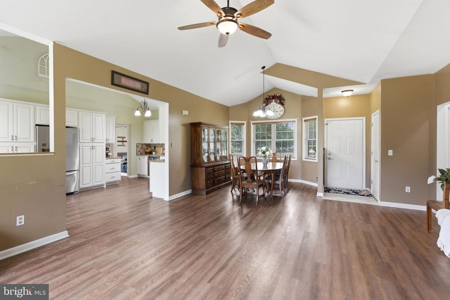 100 Capricorn Drive photo 19