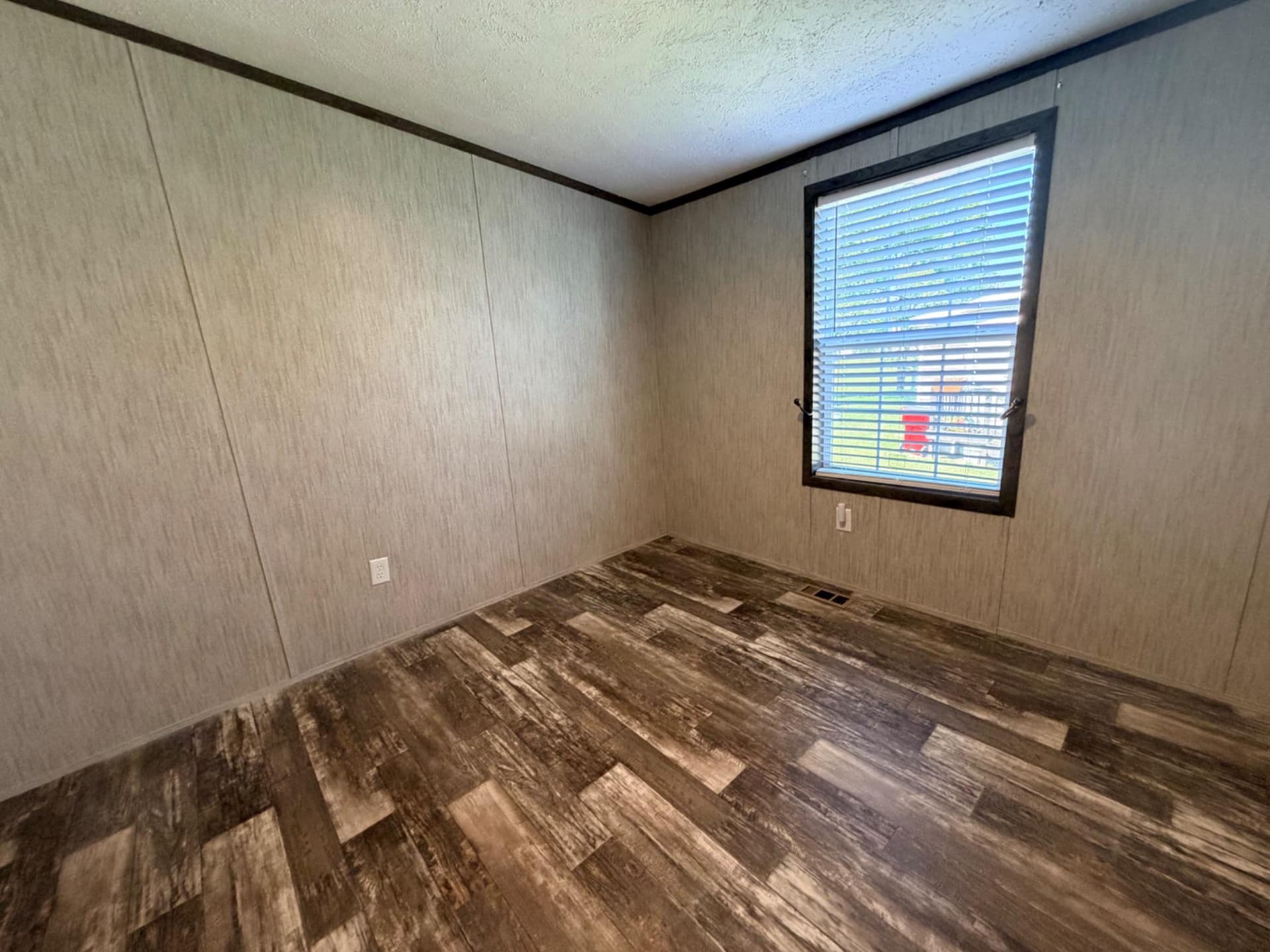 86 Apollo Court photo 25