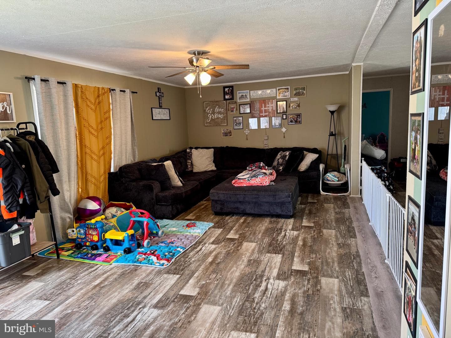 386 Royal Crest Dr photo 3