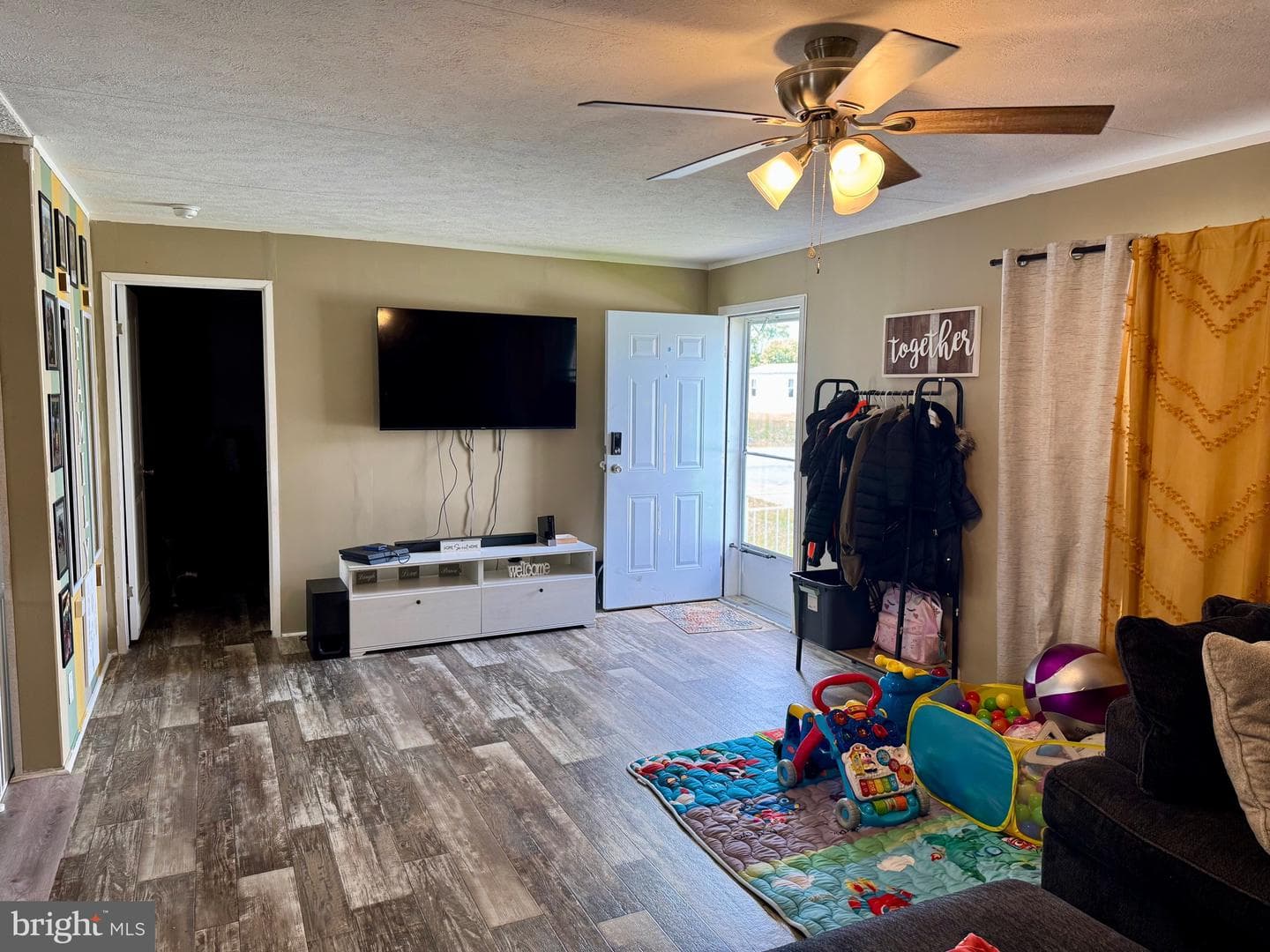 386 Royal Crest Dr photo 4