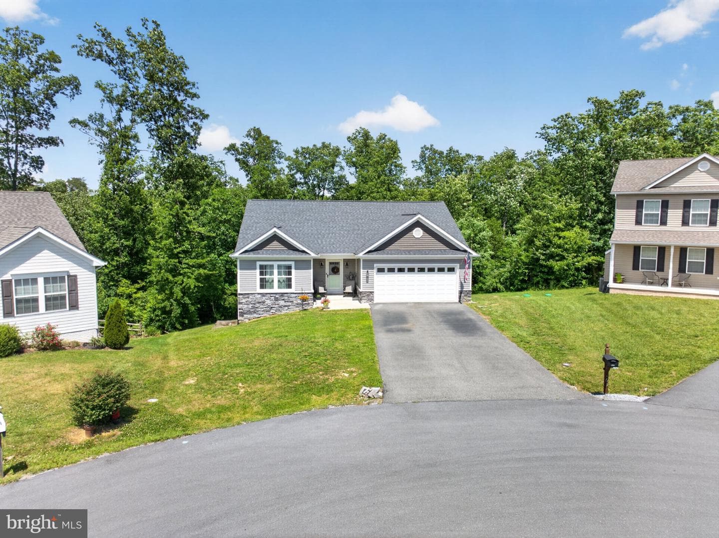 463 Executive Way photo 3
