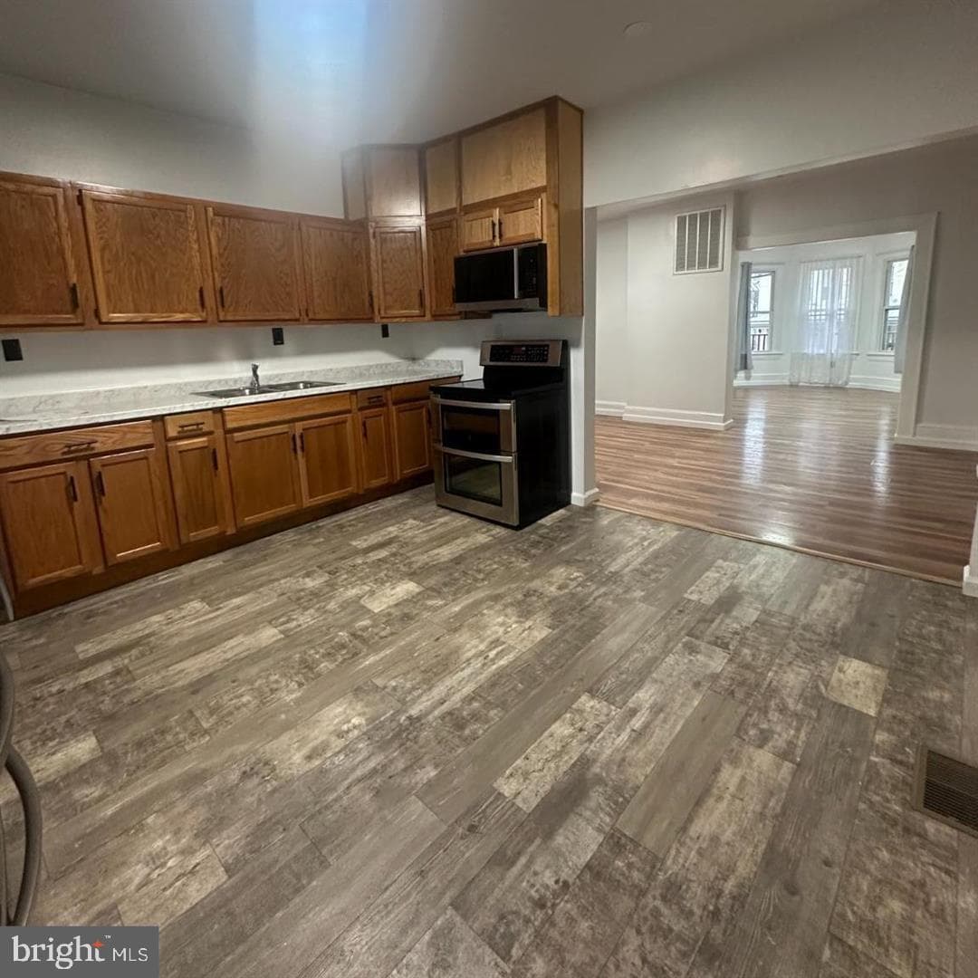 633 N Queen Street photo 11
