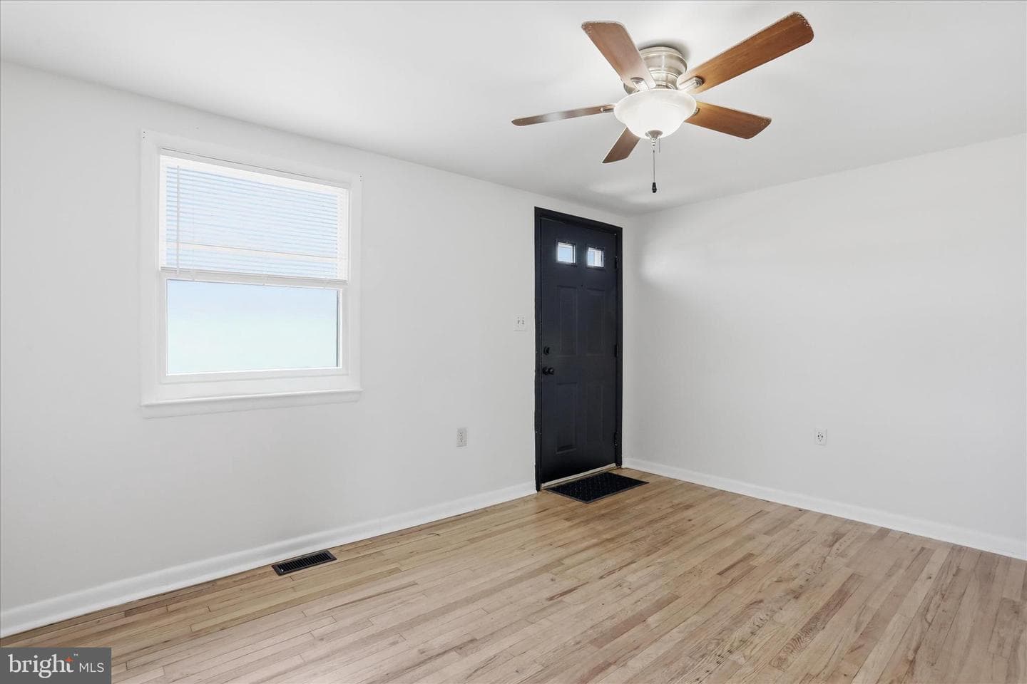 218 E 4th Avenue photo 9