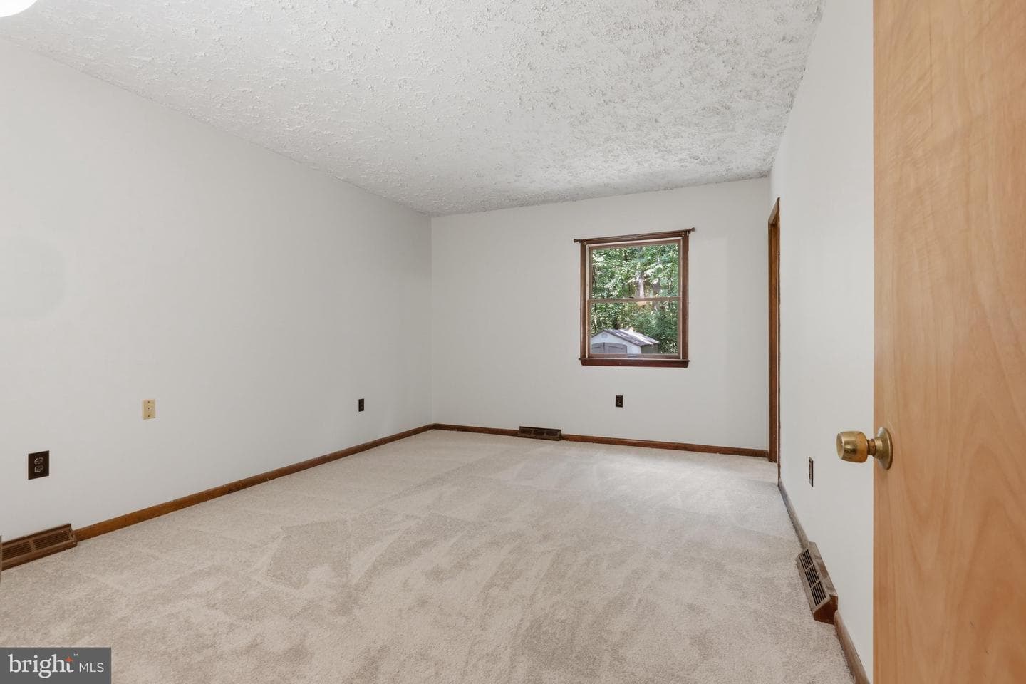 656 Kelly Drive photo 19