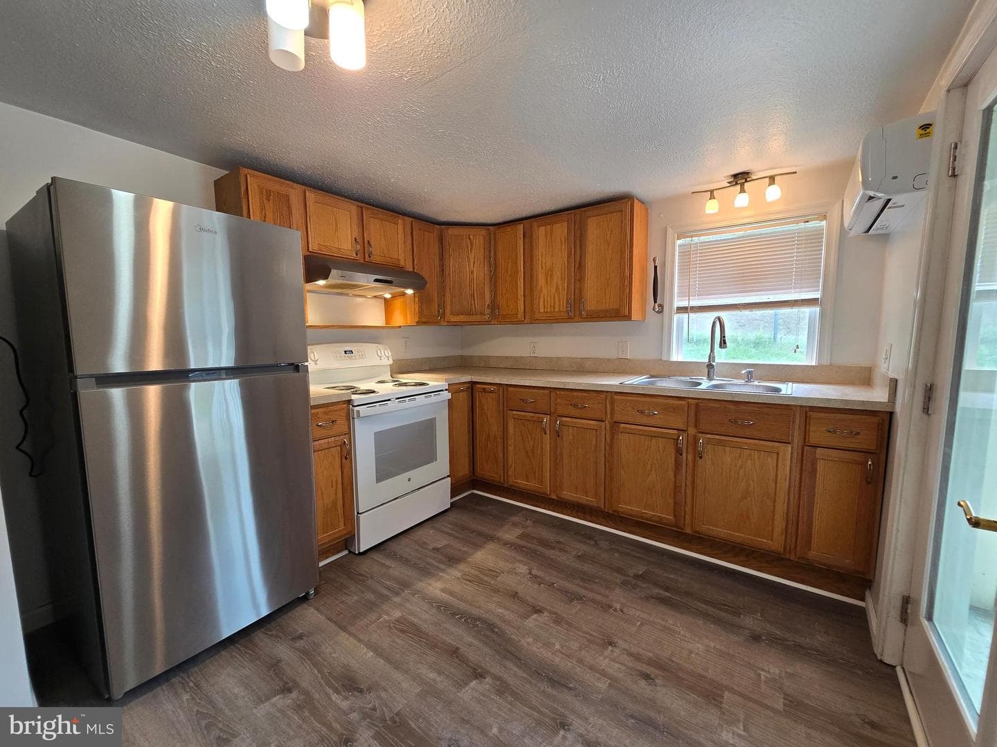 240 Ewing Street photo 2