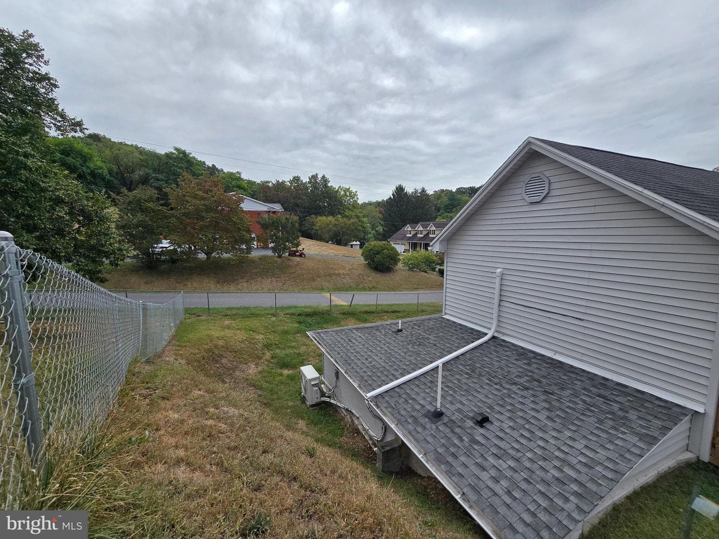 240 Ewing Street photo 32
