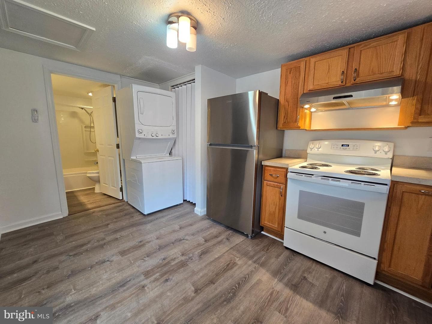 240 Ewing Street photo 4