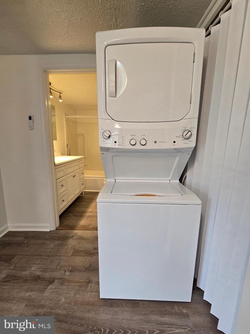 240 Ewing Street photo 6