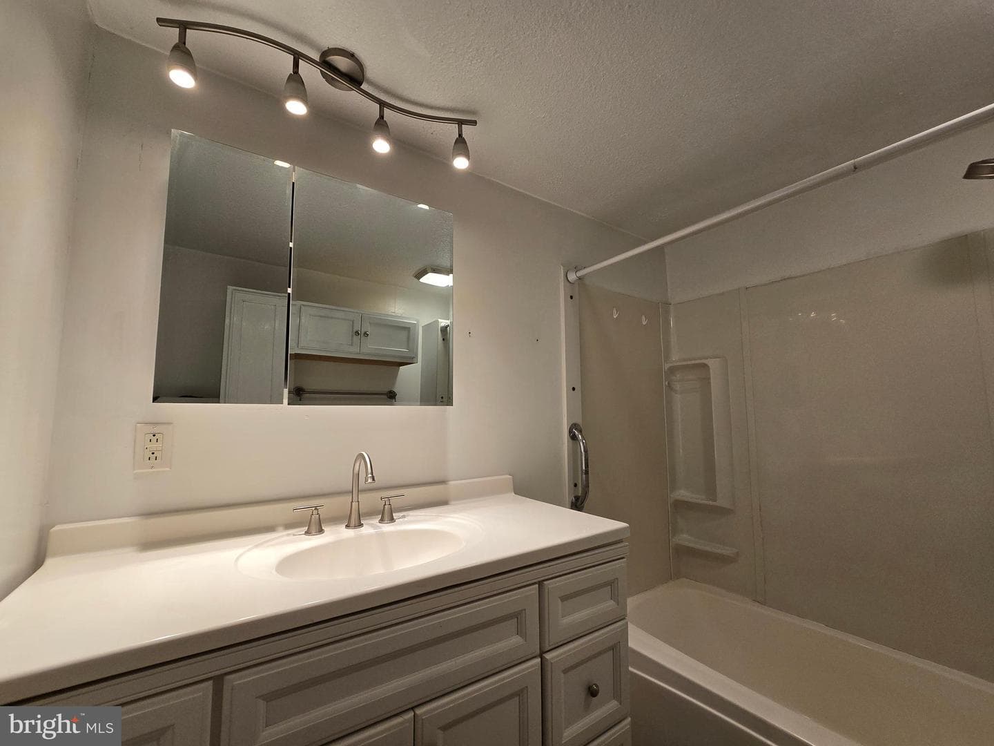 240 Ewing Street photo 8