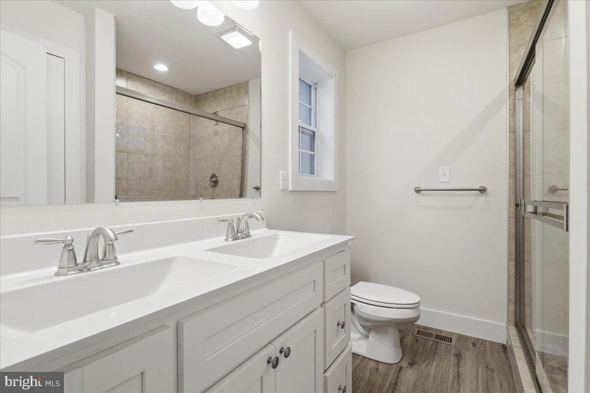 124 Medford Lane photo 18