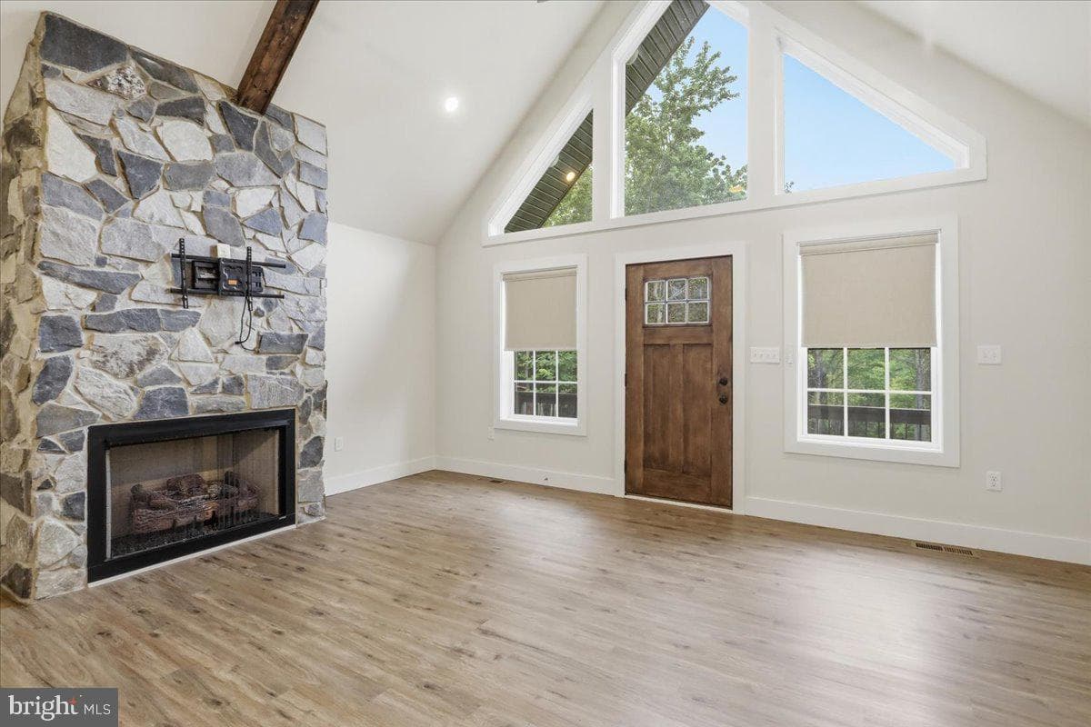 124 Medford Lane photo 7