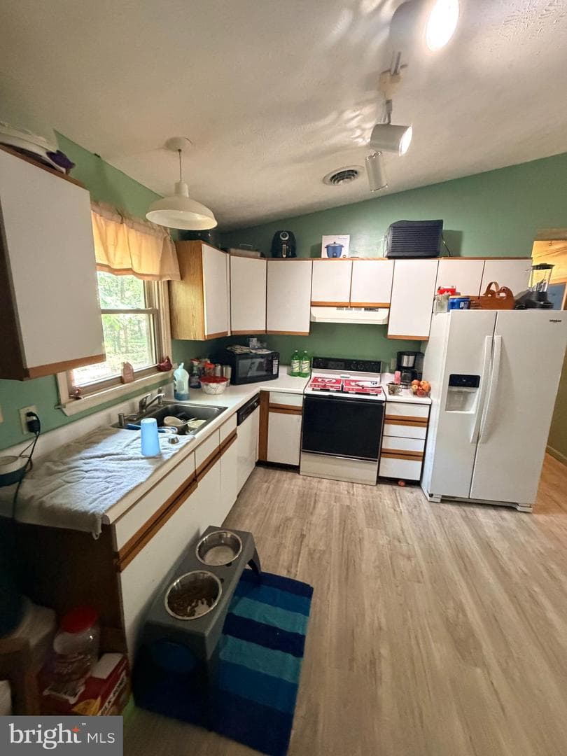 756 Greenwoods Drive photo 7