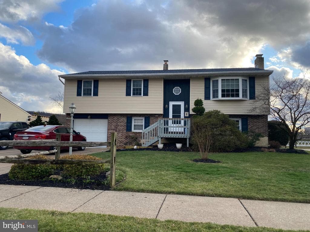624 W Spring Street photo 1