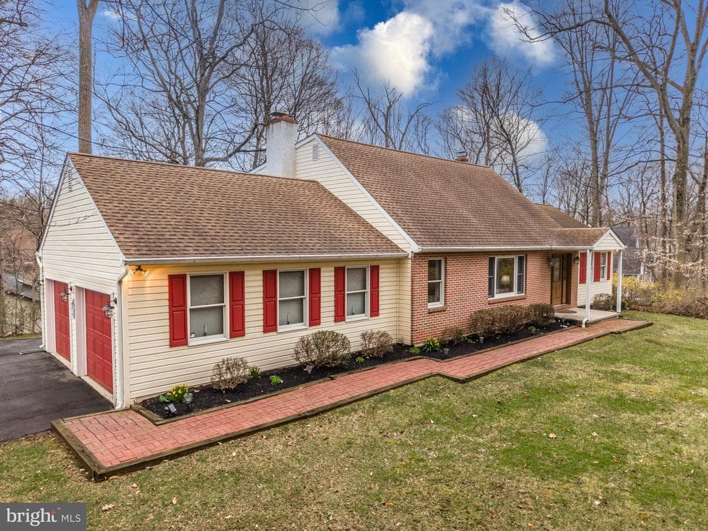 121 Snyder Road photo 1