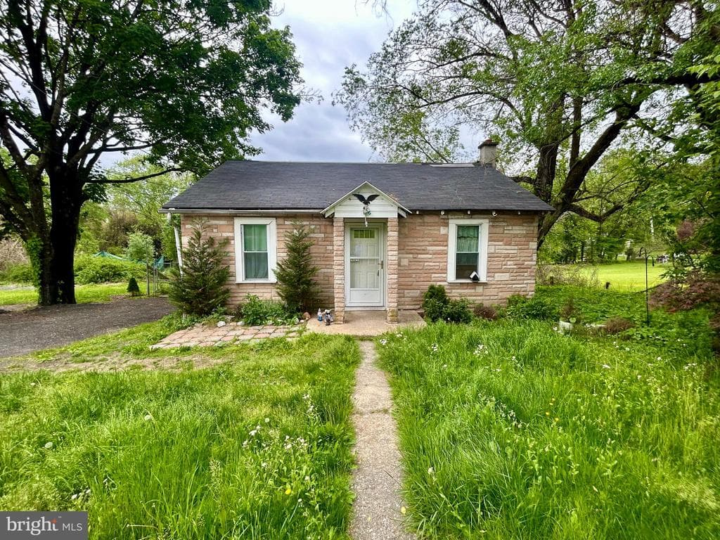 1099 E Kings Highway photo 1