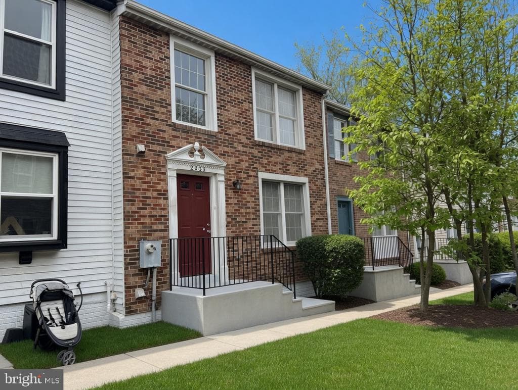 2033 N Glebe Road photo 1