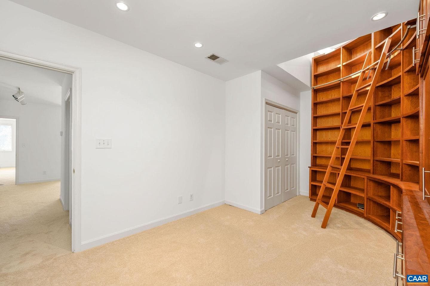 408 E Market St #305 photo 15