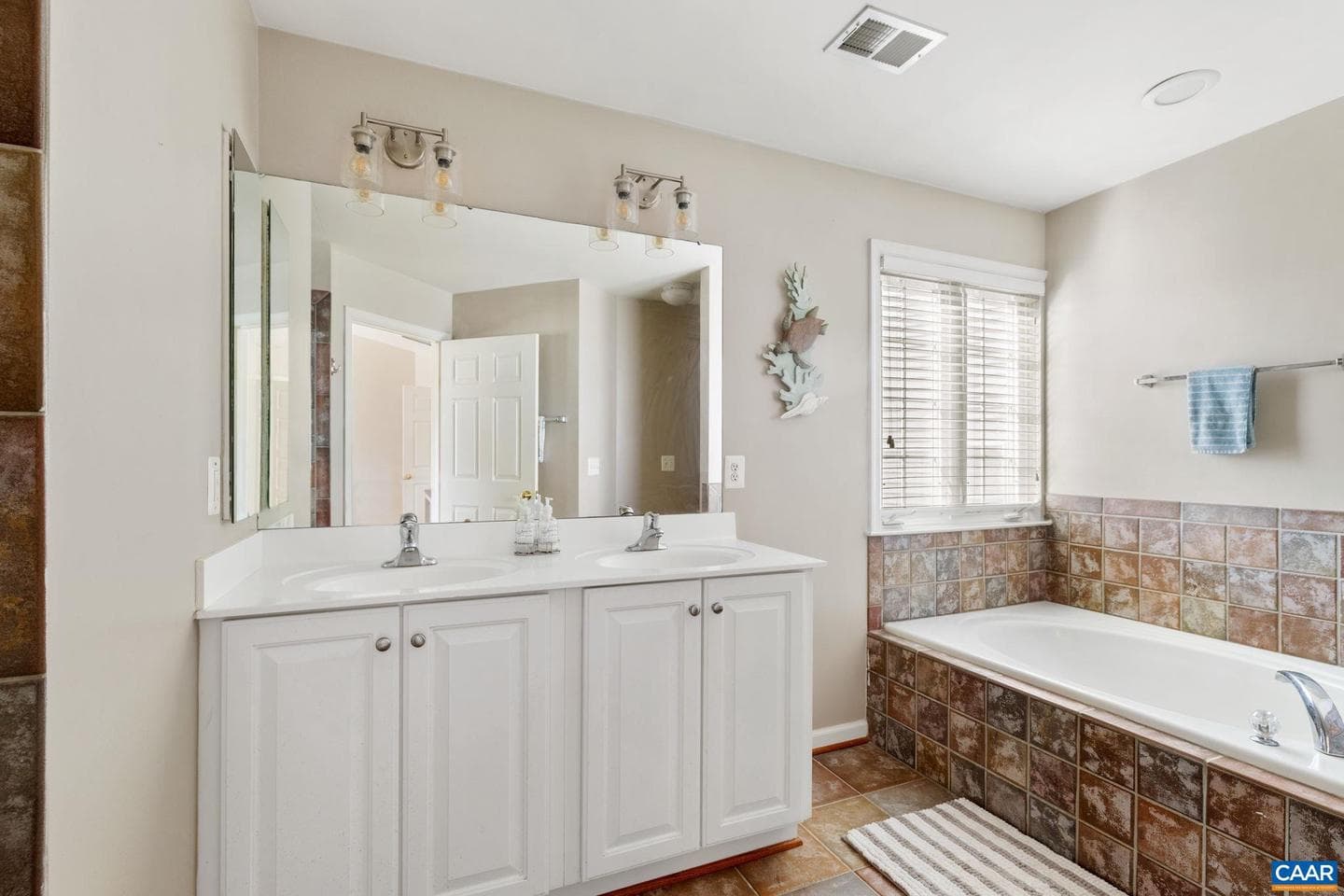 22 Villa Ave photo 16