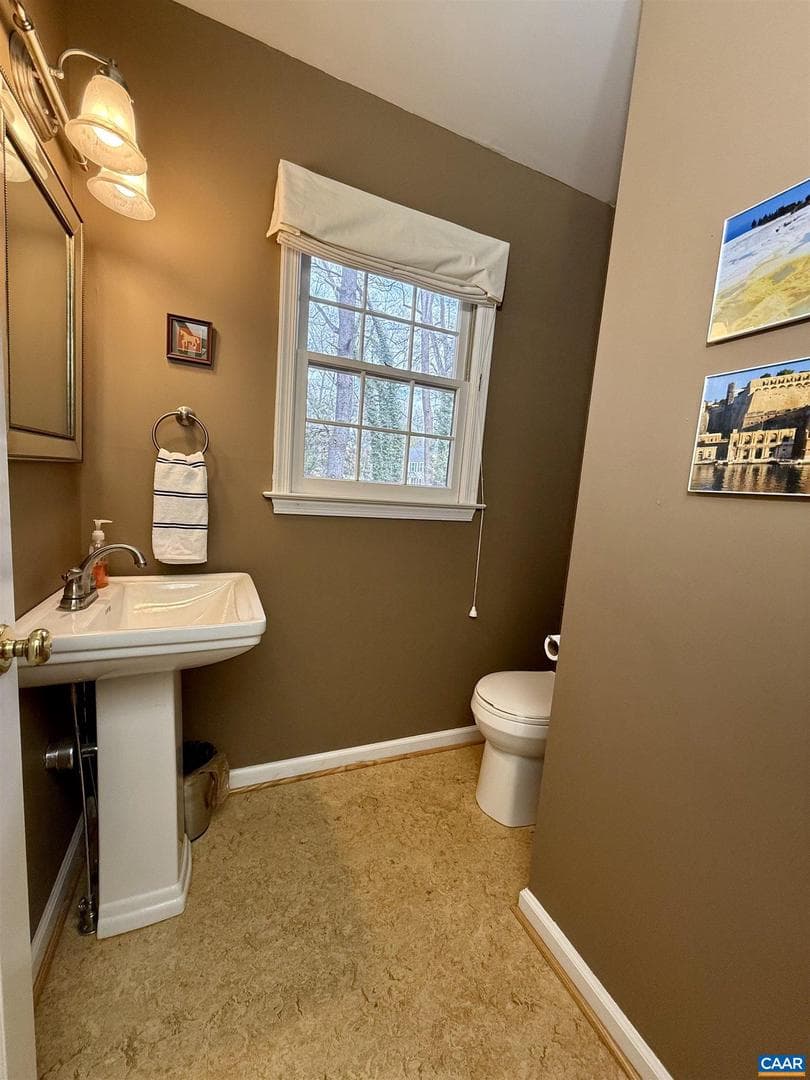 1036 Huntwood Ln photo 11