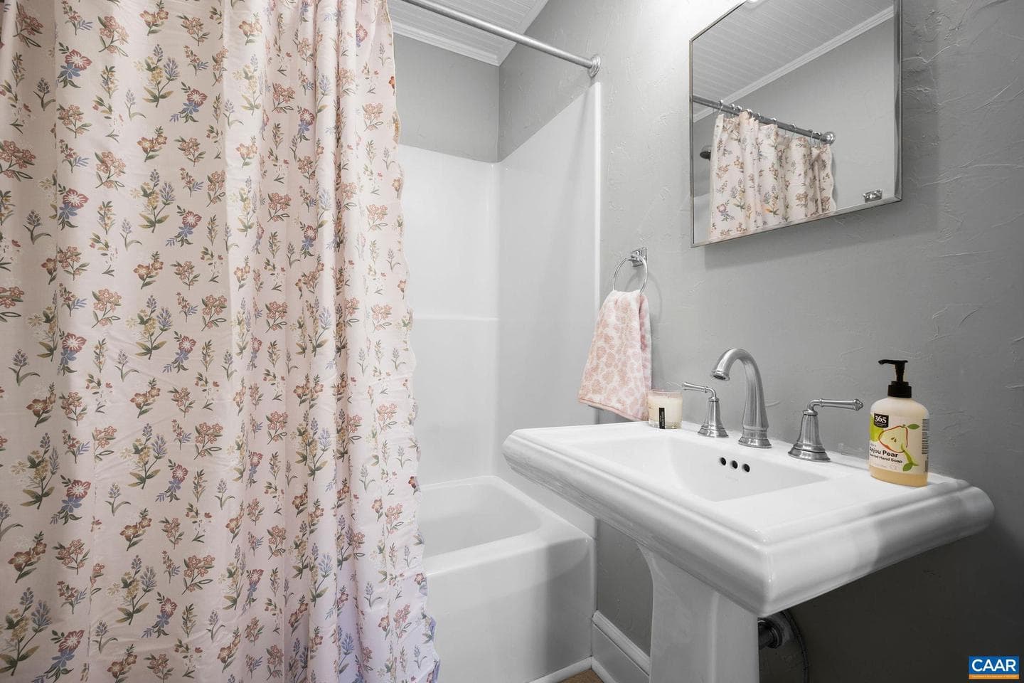 526 Caroline Ave photo 14