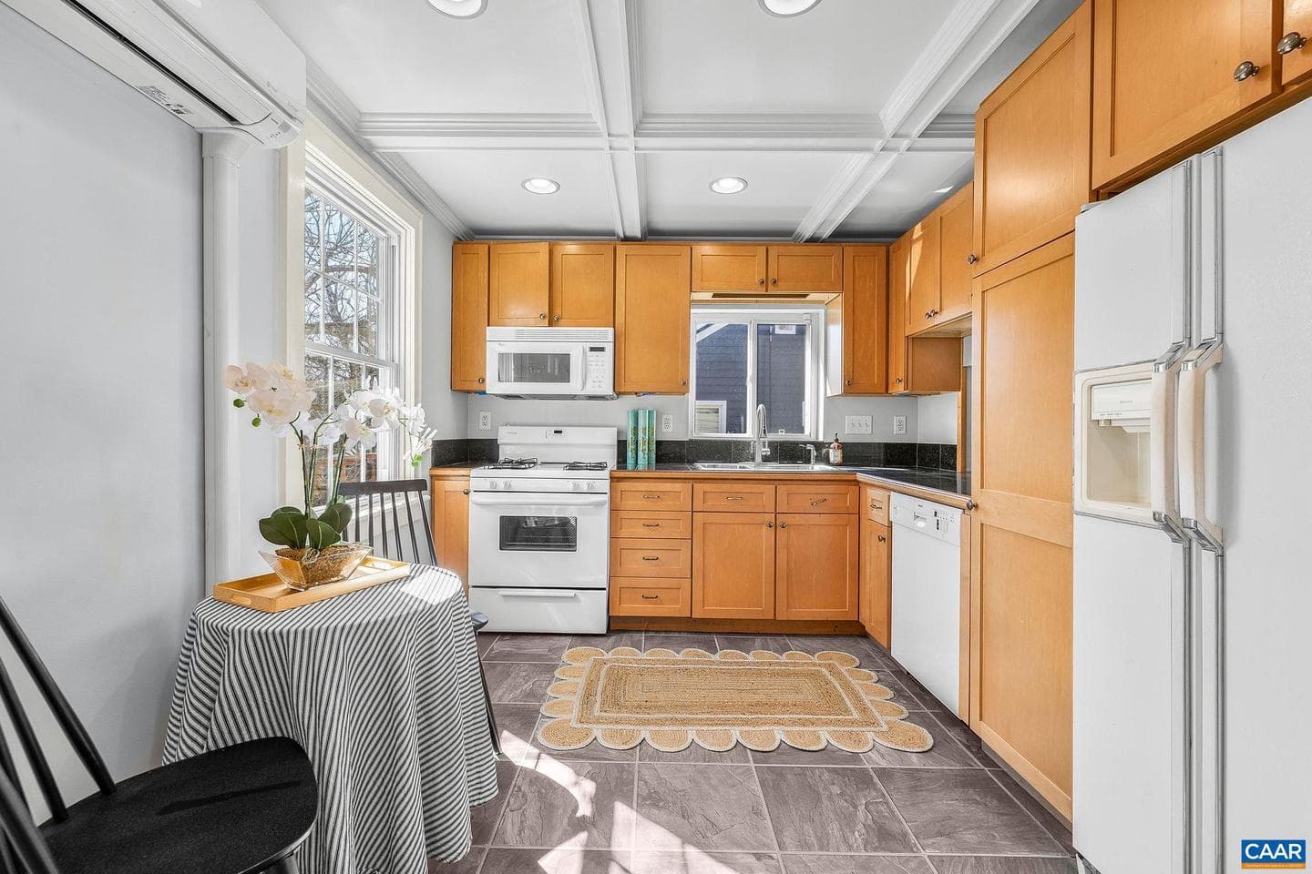 526 Caroline Ave photo 9