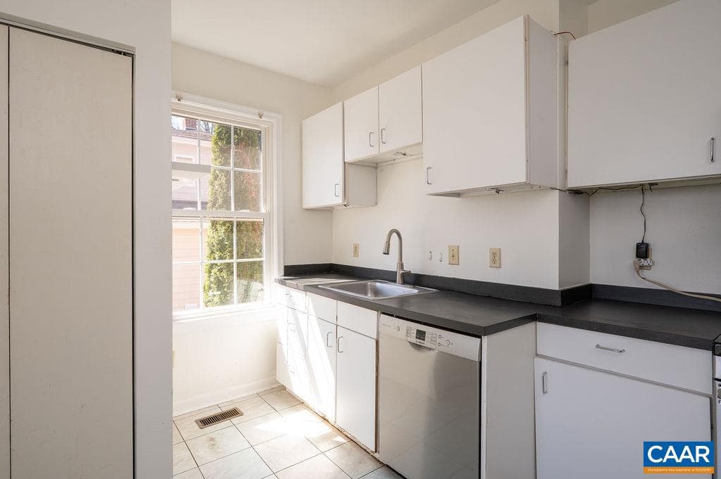 124 Goodman St photo 5